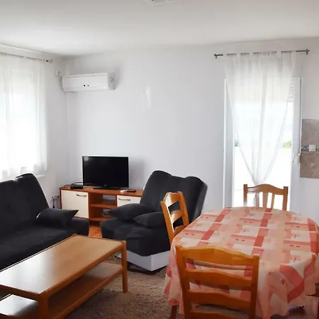 Relax In With Pool Casa vacanze Obrovac