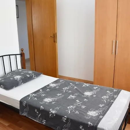 Relax In With Pool Casa vacanze Obrovac