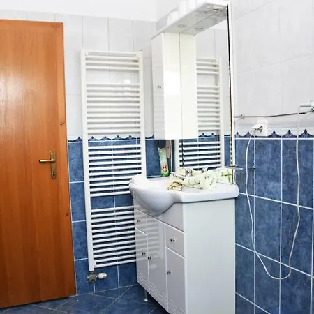 Relax In With Pool Casa vacanze Obrovac