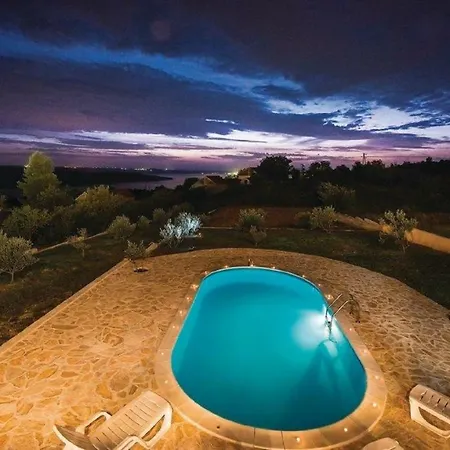 Relax In With Pool * Obrovac