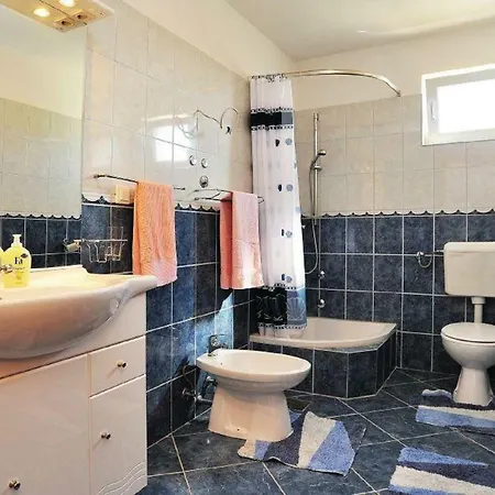 Relax In With Pool Casa vacanze Obrovac
